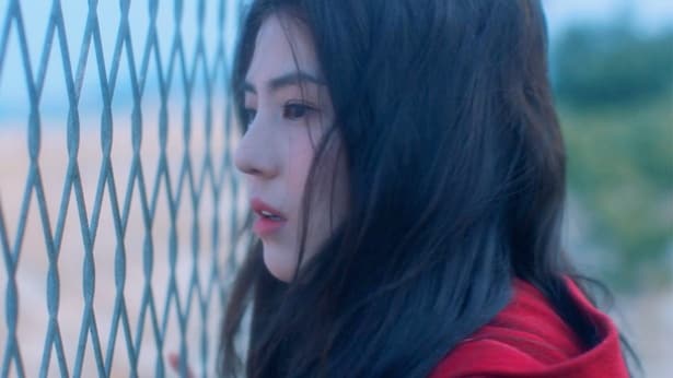 スアンと共に冬の海に出かけたソル(『12月の君へ』)