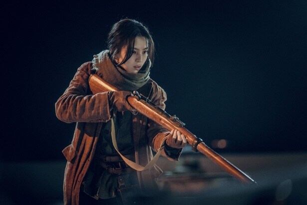 武器や機械の扱いに慣れているだけでなく、身体能力にも優れたチェオク(「京城クリーチャー」)