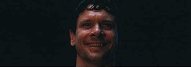 【写真を見る】実は正体が吸血鬼のアイルランド系白人を怪演し、強烈な個性を発揮した『罪人たち』