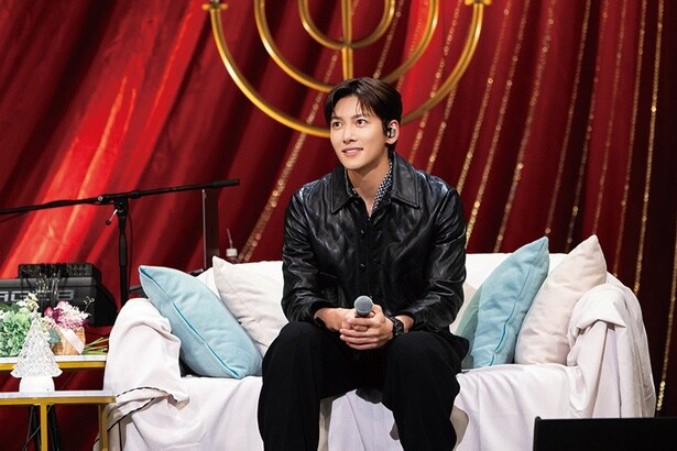 クールなブラックの衣装に身を包んだチ・チャンウク