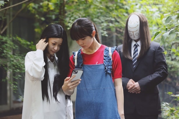 心霊フェイク動画にハマっていく2人。しかしある時、異変が起きて…(『とれ!』)