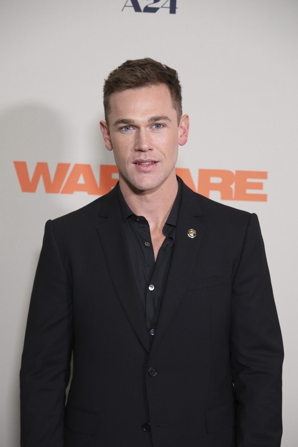 エリオットをサポートする狙撃手フランク役のテイラー・ジョン・スミス