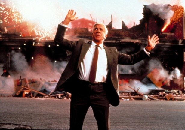 【写真を見る】パロディから下ネタまでくだらない笑い満載の「裸の銃を持つ男」の魅力