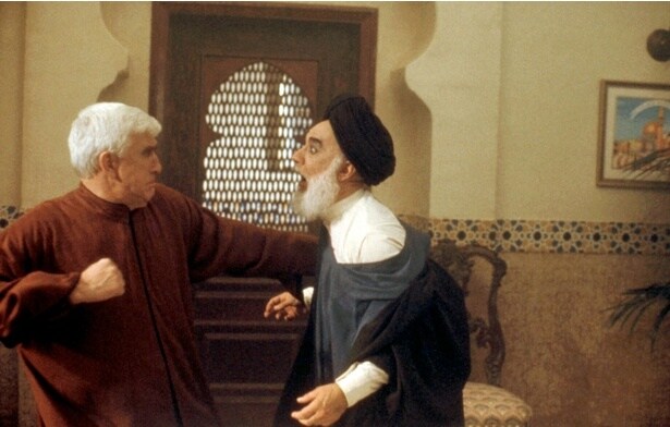 そっくりさん登場もシリーズのお決まり(『裸の銃を持つ男』)