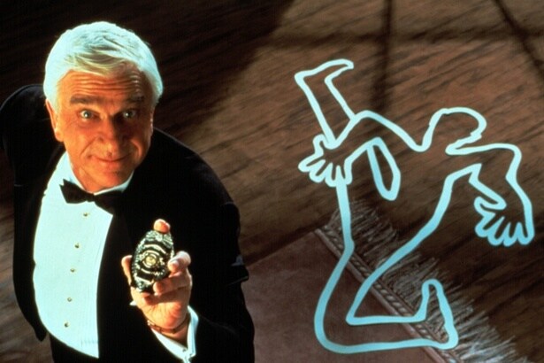 犯行現場のチョークすら笑いに!(『裸の銃を持つ男 PART2 1/2』)