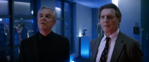 独特の捜査によりドレビン・Jr.はテック企業のCEOにたどり着く(『裸の銃を持つ男』)