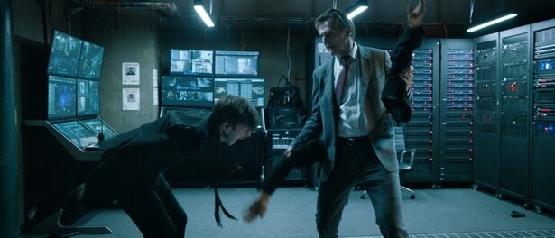 リーアム・ニーソンならではのタフガイギャグも最高!(『裸の銃を持つ男』)