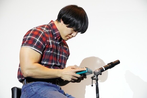 【写真を見る】大きな身体をかがめながら、温かなカリンバの音を響かせた青木マッチョ