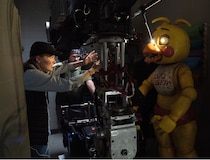 老舗パペットスタジオが生命を吹き込む！『ファイブ・ナイツ・アット・フレディーズ2』最凶“怖かわ”マスコットたちの舞台裏