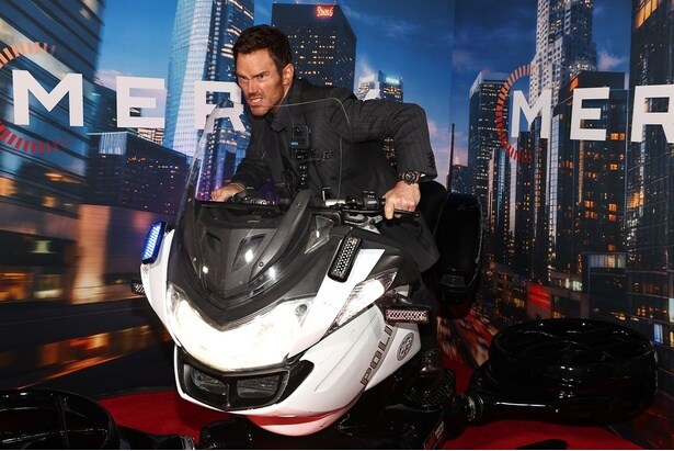 【写真を見る】劇中に登場するバイクに乗ったプラット