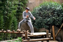 ジャッキー・チェンが本人役！情けなくも熱い『パンダプラン』アクションシーン本編映像