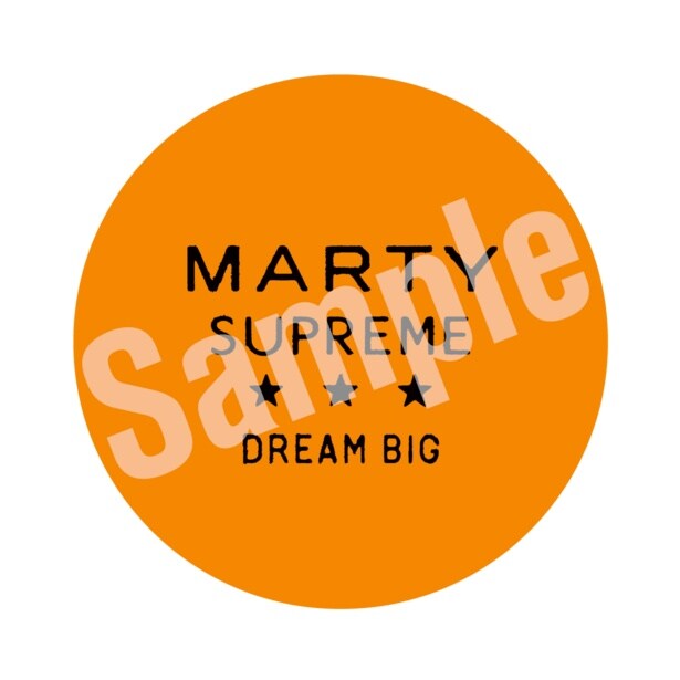 ムビチケカードの特典は、日本版メインポスターにもあしらわれているオレンジのピンポン玉をモデルにした「“DREAM BIG”ピンポン玉ステッカー」