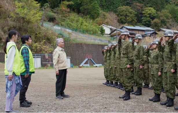 春日や佐藤をはじめとする自衛隊員
