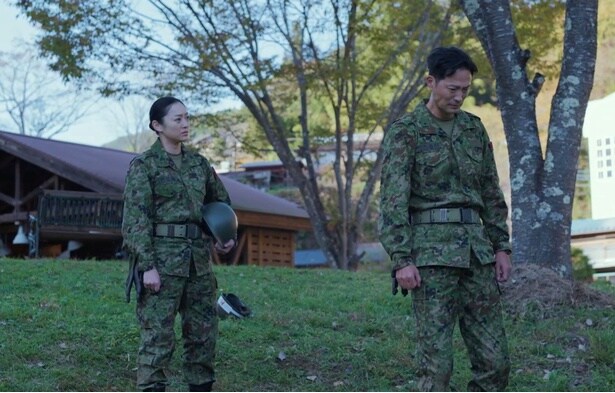 家族を想い涙を流す春日