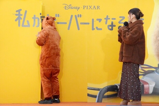 壁を修復するビーバーさんの仕事ぶりに、興味津々な芳根京子