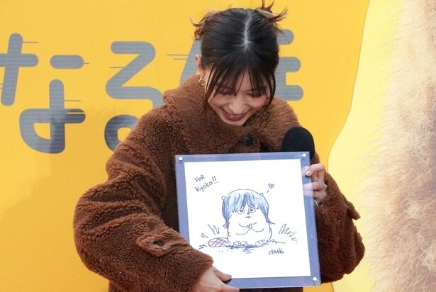 サプライズプレゼントに「すごくうれしい！」と笑顔を弾けさせた