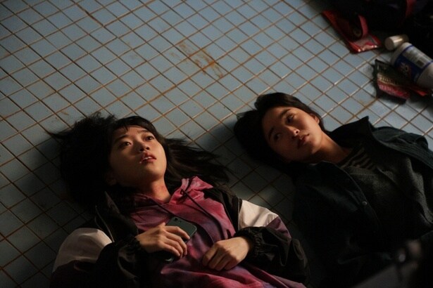 いじめに苦しむナミとソヌは修学旅行を欠席し、自殺を図ることに(『地獄でも大丈夫』)