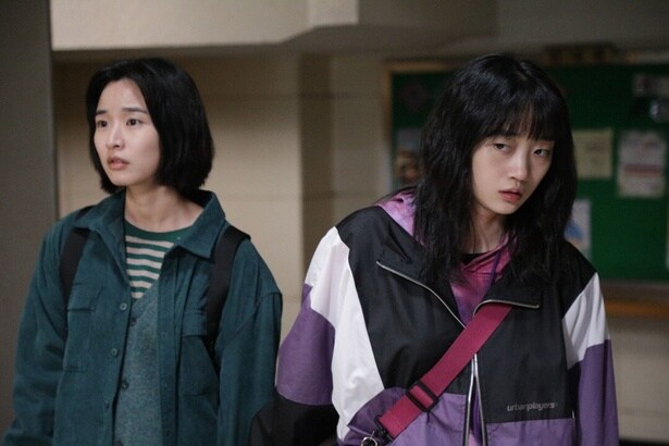 スクールカーストや新興宗教といった社会問題にも切り込んでいる(『地獄でも大丈夫』)