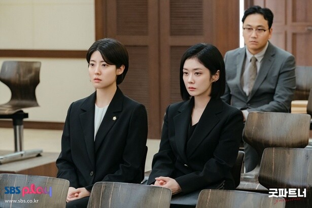 効率重視のウンギョンとまっすぐすぎるユリ。はじめは衝突してしまう(「グッド・パートナー〜離婚のお悩み解決します〜」)