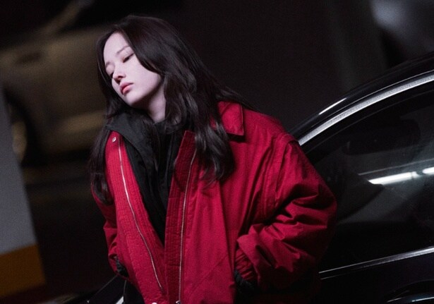 凄腕ドライバーのドギョンは、ホステスたちの運転手として稼いでいる(『PROJECT Y』)