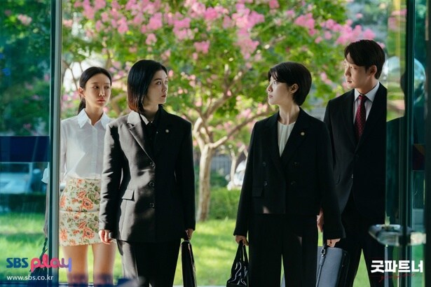 師弟関係だった2人は、少しずつ“よきパートナー”になっていく(「グッド・パートナー〜離婚のお悩み解決します〜」)