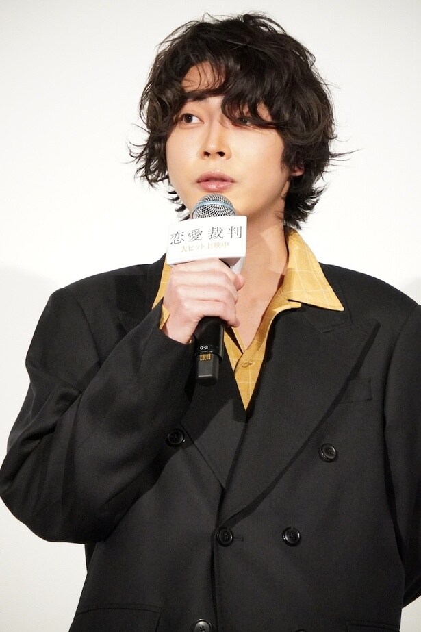 偶然再会した真衣と恋に落ちる大道芸人、間山敬役の倉悠貴