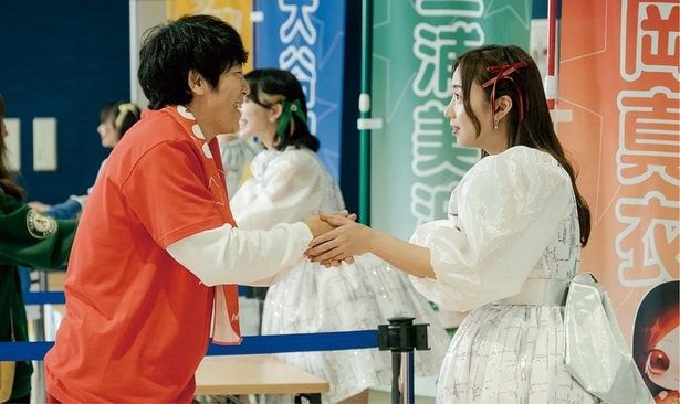 【写真を見る】元日向坂46の齊藤京子だからこそ生まれる、パフォーマンスや握手会のシーンの説得力！