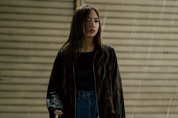 真衣の華やかさと内面の葛藤を体現する齊藤京子