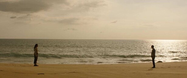 出張のために乗り込んだ飛行機が墜落。目を覚ますと、そこは無人島だった！