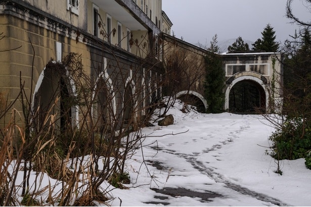 ヒグマと遭遇した小山内と若林が逃げ込む廃墟の入り口