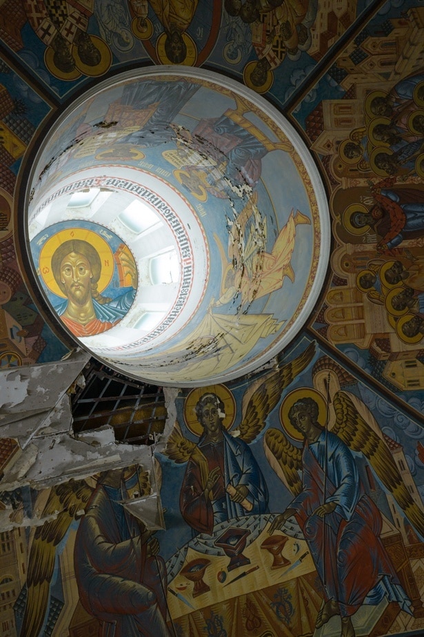 天井の円窓にはイエス・キリストの肖像が描かれている