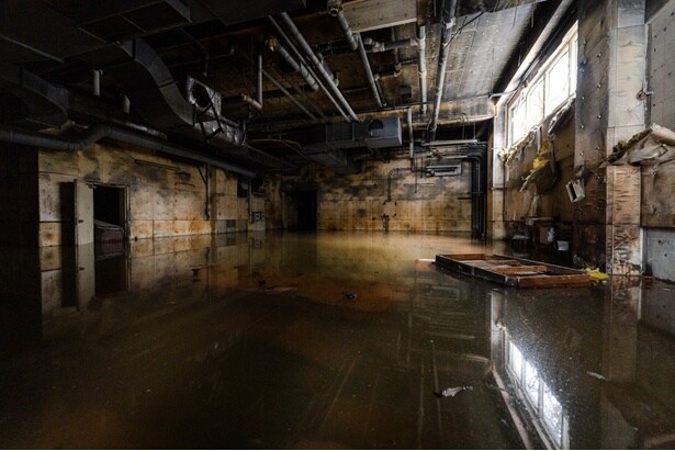 【写真を見る】本当にここは日本…!?異世界に迷い込んだような廃墟、ロシア村の内部に潜入