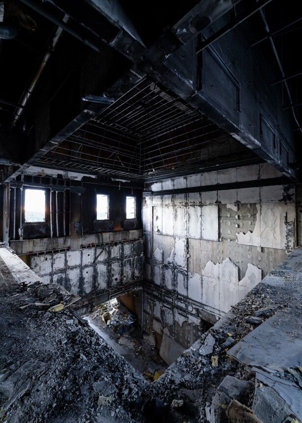 1階から3階までを貫く巨大な吹き抜けは経年劣化により一部が崩落