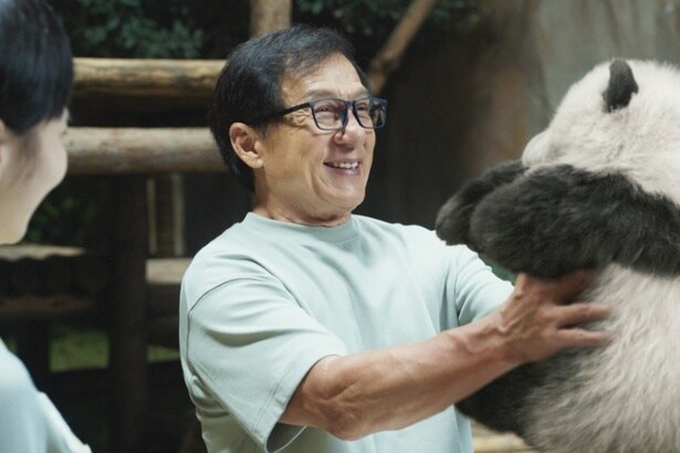 ジャッキーによるパンダ救出劇『パンダプラン』は里親活動や旺盛なサービス精神などジャッキーの魅力全部盛り！