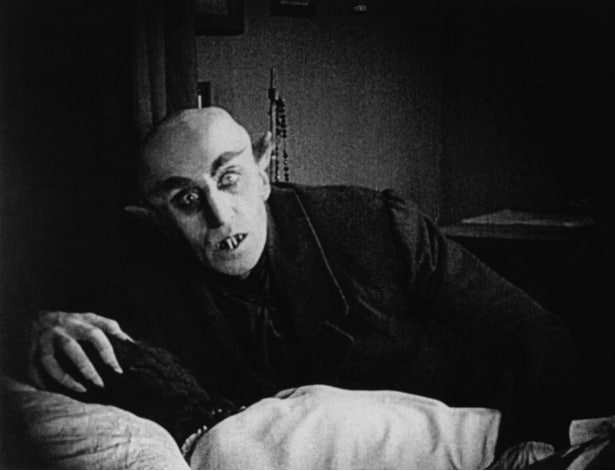 ドラキュラ伯爵をオルロック伯爵にするなど人名や舞台を変更した非公式作品『吸血鬼ノスフェラトゥ』