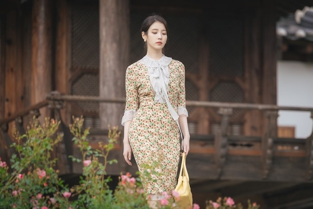 ドレス姿が美しいIU