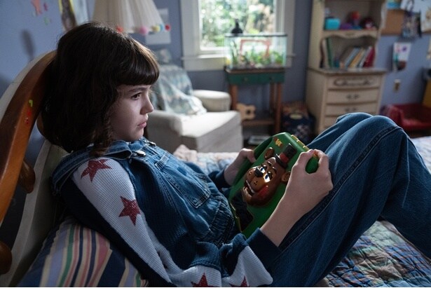 前作から成長したアビー。持っているオモチャにはフレディが…？