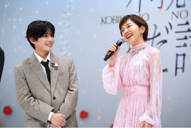 【写真を見る】親子役を演じた長尾謙杜と沢口靖子。顔が似ているとの指摘に「ほっぺのあたりが…」と顔を見合わせニッコリ