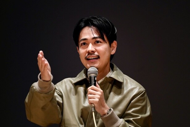 観客からの質問を熱心に答えた成田凌