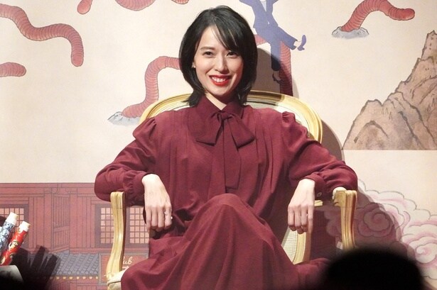 【写真を見る】戸田恵梨香、細木数子を彷彿！肘掛け椅子に座って登場