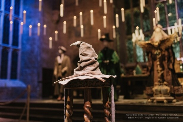 【写真を見る】大広間の教壇にあの組分け帽子が！