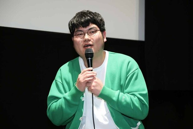 【写真を見る】映画好きとして知られるお笑い芸人で歌人の鈴木ジェロニモ