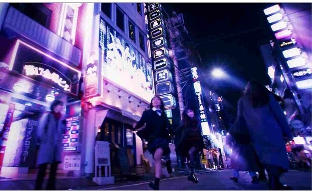 【写真を見る】飛鳥(寺本莉緒)と日和(池田朱那)が歌舞伎町のネオンの下を走り抜けるシーン