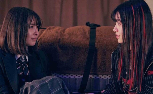 憧れと逃避心を抱えて歌舞伎町に来た高校生、飛鳥と、田舎を飛び出し、トー横で暮らしている「東京逃避行」の作者、日和