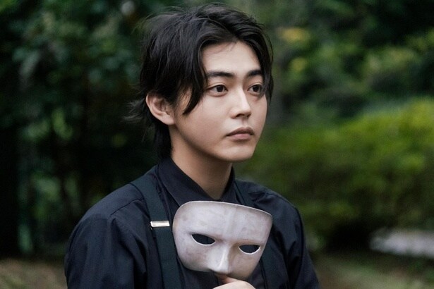 真衣と再会し、恋に落ちる大道芸人の間山敬。倉悠貴がマジックを披露する