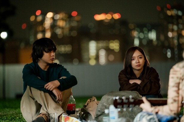 撮影は、本作が深田監督と初タッグとなる四宮秀俊が務めている