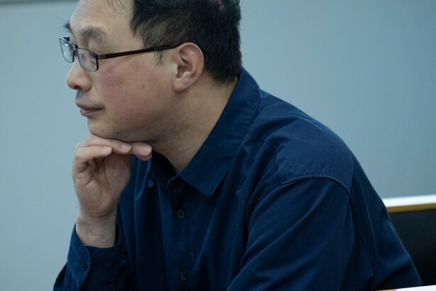 「大体すべての人間は無意味だと思ってるし」と持論を語る深田監督