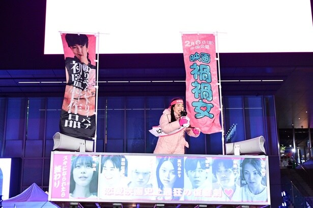 【写真を見る】「禍禍女カー」に乗ったゆりやんレトリィバァ監督が、夜の歌舞伎町で15分以上の大熱弁!