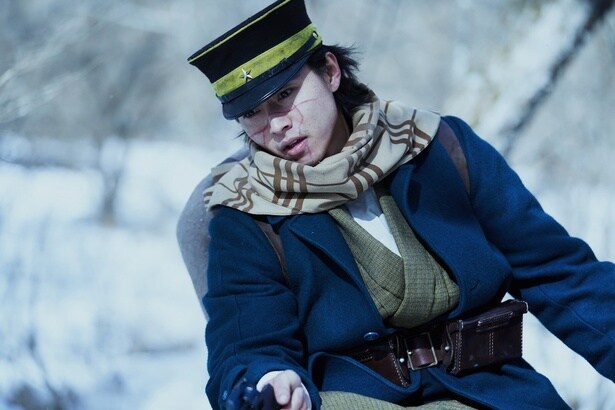 【写真を見る】山崎賢人が主人公の杉元佐一を演じる