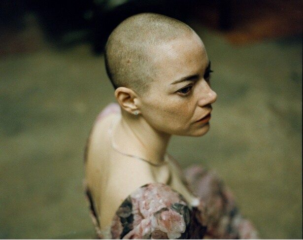 エマ・ストーンの丸刈りに迫る『ブゴニア』凜とした美しさと異質さを放つ貴重なメイキングカットも